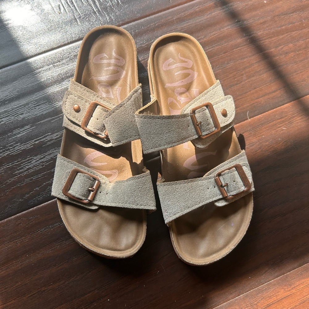 Women’s sandals